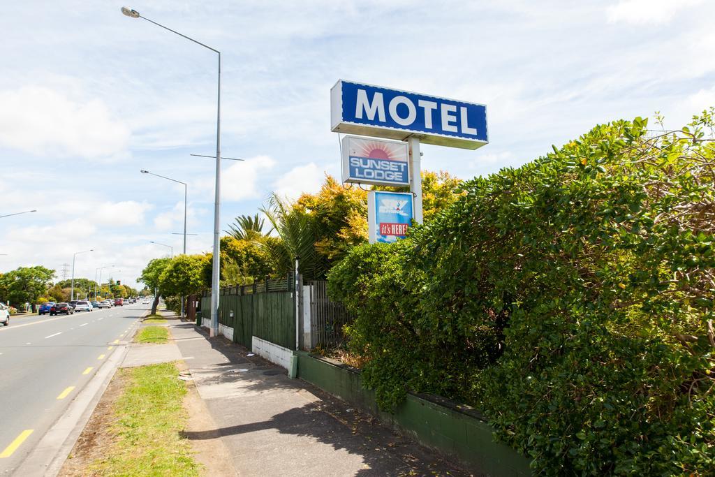 Sunset Lodge Motel Taupaki Экстерьер фото